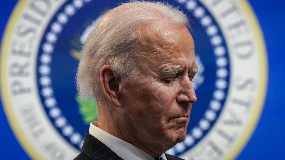 Joe Biden profil triste sceau présidentiel