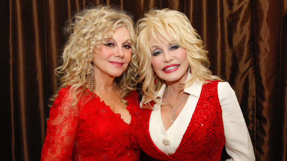 Dolly Parton et Stella Parton posant