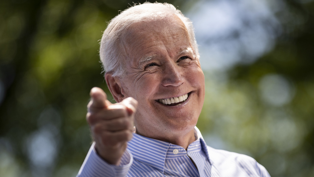 Joe Biden pointant