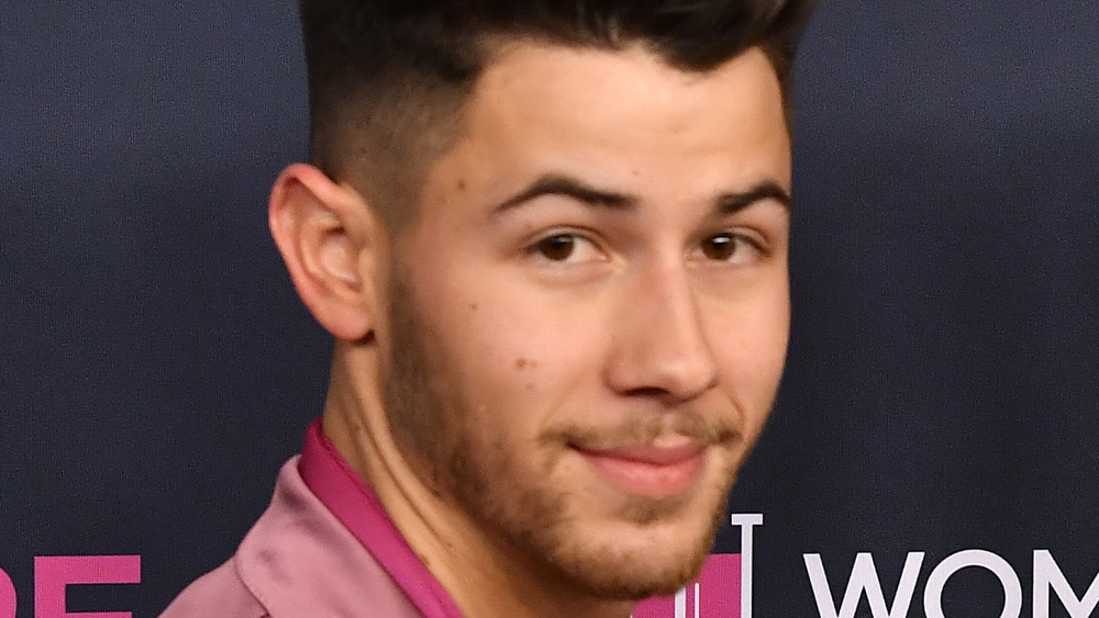 Nick Jonas effectuant