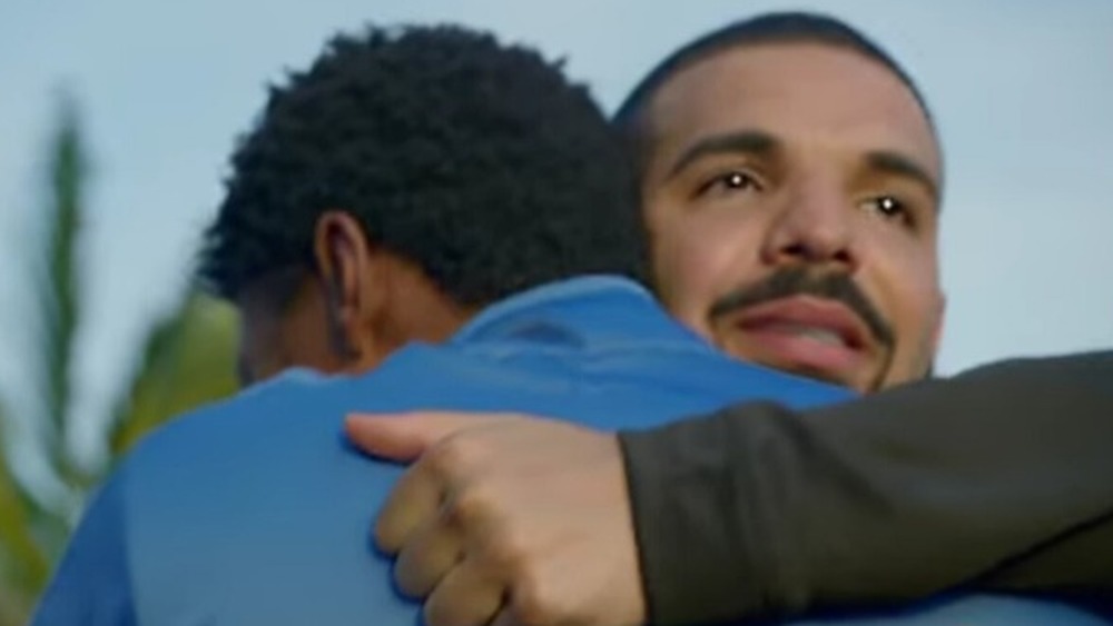 Drake partage son étreinte après une bonne action dans la vidéo du plan de Dieu