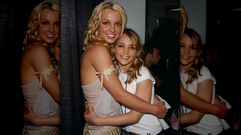 Britney Spears et Jamie Lynn Spears s'embrassant en 2003