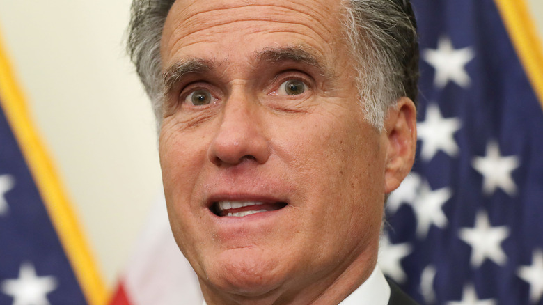Le sénateur Mitt Romney (R-UT) devant le drapeau lors d'une conférence de presse au Capitole des États-Unis 2019