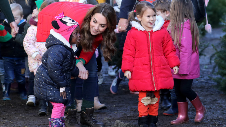 Kate Middleton rend visite à des enfants à l'école