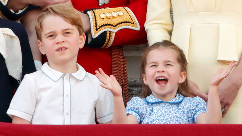 le prince George de Cambridge et la princesse Charlotte de Cambridge regardent un défilé aérien