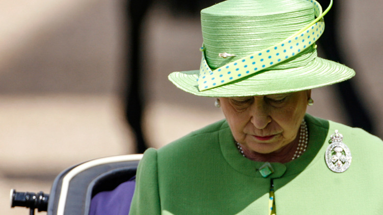 La reine Elizabeth a l'air triste