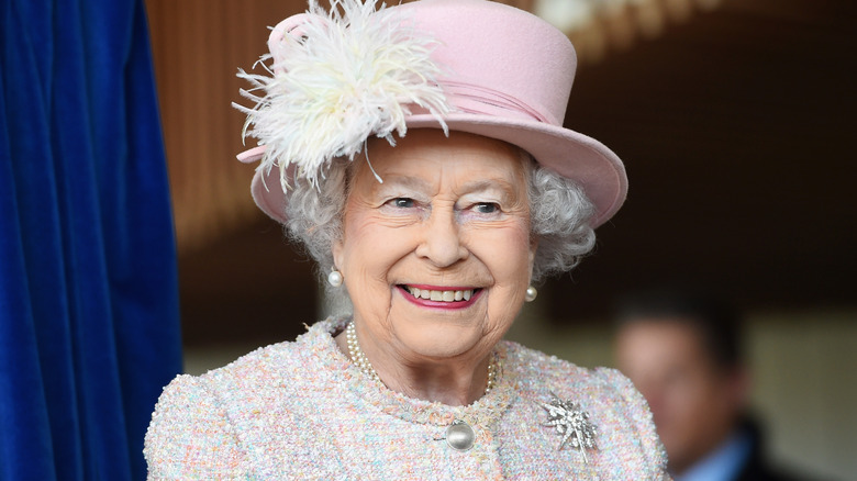 La reine Elizabeth sourit