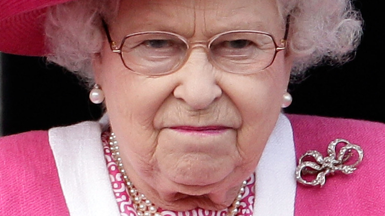 La reine Elizabeth II grimace