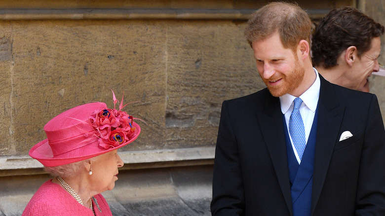 La reine Elizabeth et le prince Harry discutent