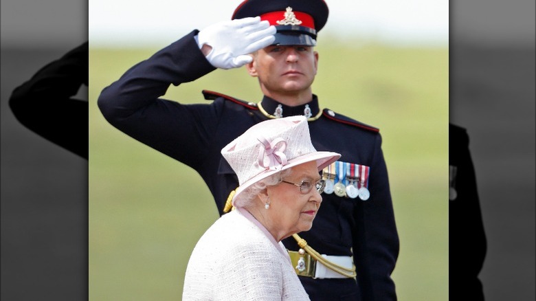 Soldat saluant la reine Elizabeth