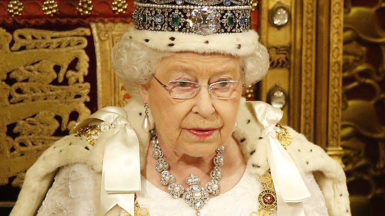 La reine Elizabeth dans une couronne