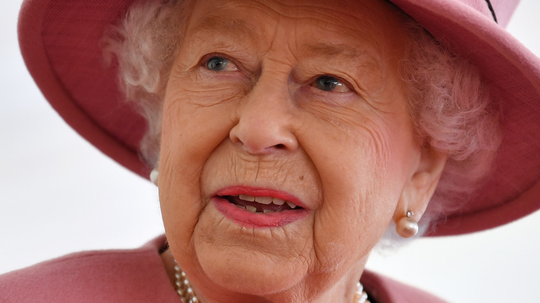 La reine Elizabeth levant les yeux