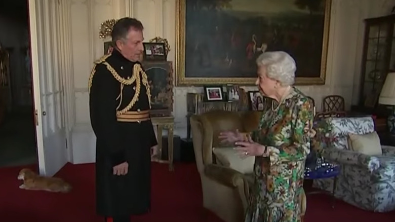 La reine Elizabeth et le général Sir Nicholas Carter