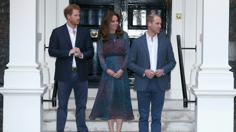 Le prince Harry, Kate Middleton et le prince William posant au palais de Kensington