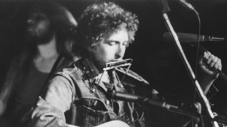 Bob Dylan se produisant dans les années 1970