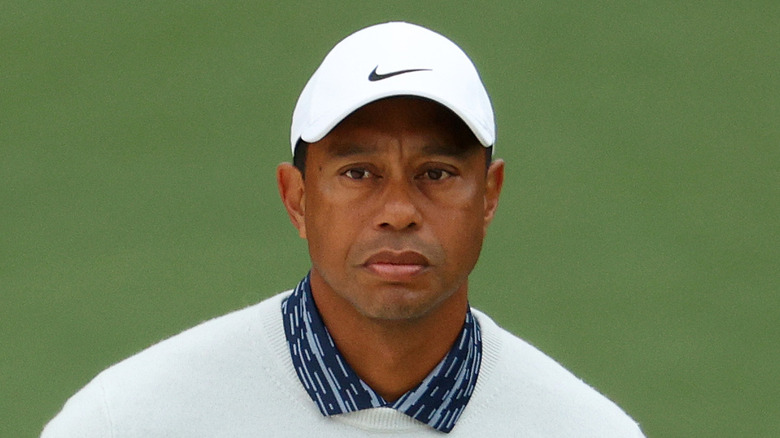 Tiger Woods avec un chapeau blanc