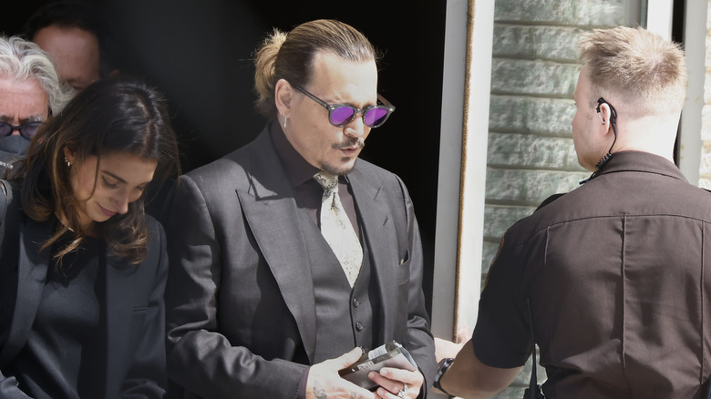 Johnny Depp sort du tribunal