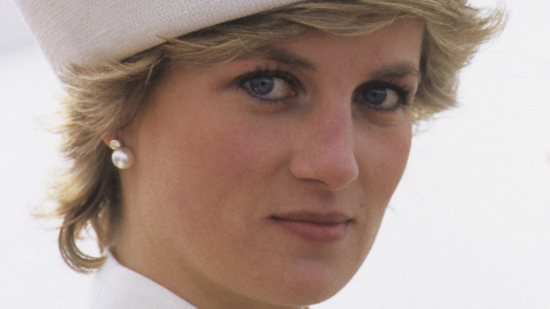 Princesse Diana avec une expression neutre