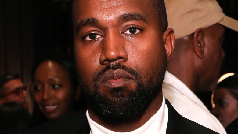 Kanye West regarde devant
