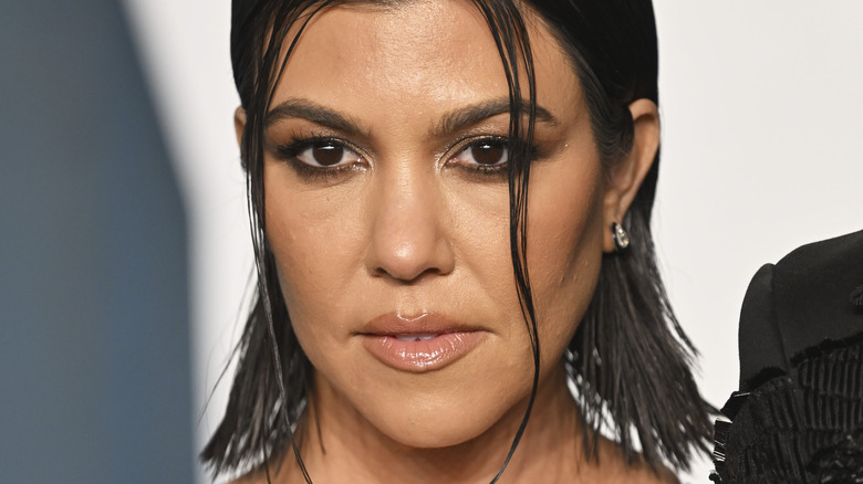 Kourtney Kardashian assiste à la soirée des Oscars Vanity Fair 2022