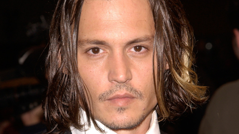 Johnny Depp regarde la caméra