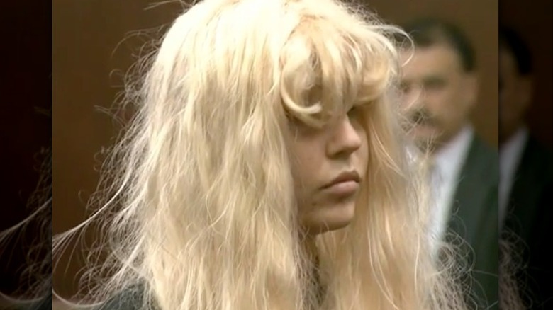 Amanda Bynes à la cour, en perruque blonde