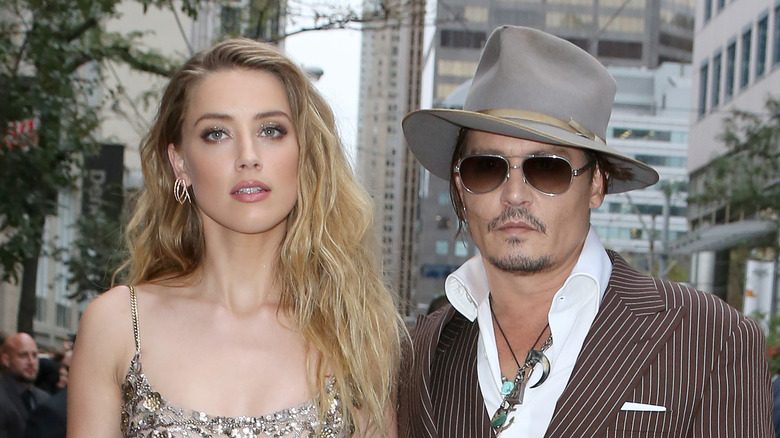 Amber Heard et Johnny Depp en gris 