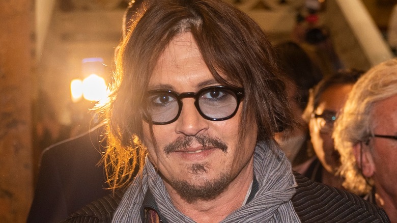 Johnny Depp avec des lunettes à monture noire
