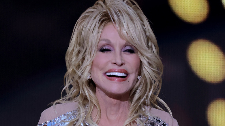 Dolly Parton sourit sur scène