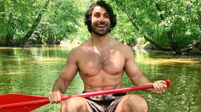   Alex Bordyukov torse nu dans l'eau 