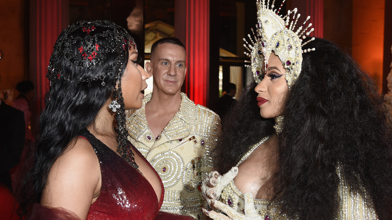 Nicki Minaj, le designer Jeremy Scott et Cardi B assistent au gala du Heavenly Bodies: Fashion & The Catholic Imagination Costume Institute