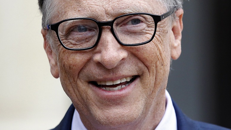 Bill Gates sourit dans des verres