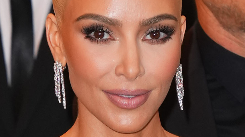 Kim Kardashian avec de longues boucles d'oreilles en diamant