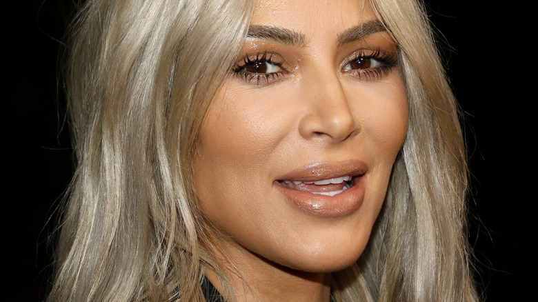 Kim Kardashian aux cheveux blonds