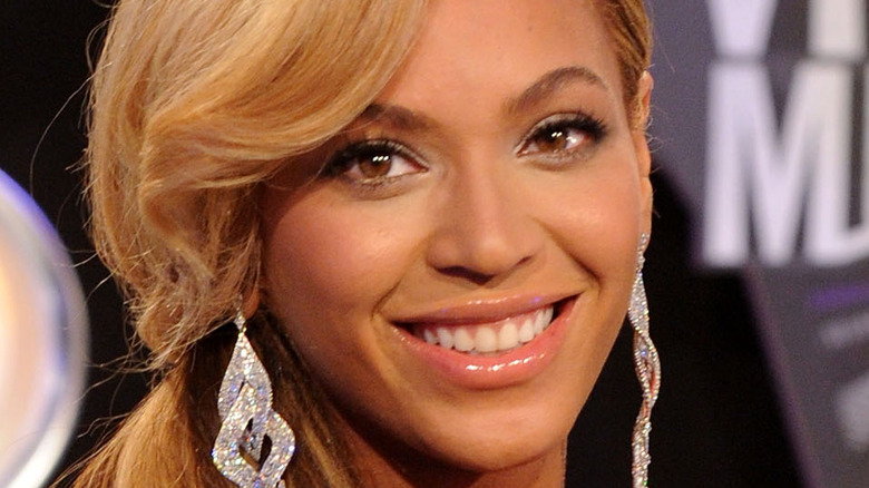 Beyoncé souriant par-dessus l'épaule