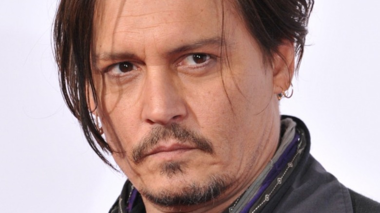 Johnny Depp regarde à côté