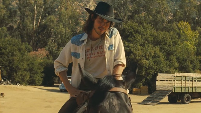 Austin Butler dans le rôle de Tex Watson dans OUATIH, à cheval