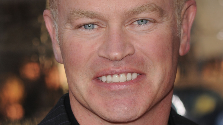 Neal McDonough souriant