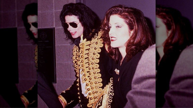 Michael Jackson et Lisa Marie Presley lors d'un concert en 1994