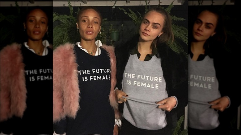 Cara Delevingne porte une chemise Future is Female