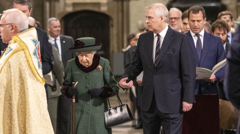 La reine Elizabeth à l'abbaye de Westminster avec le prince Andrew