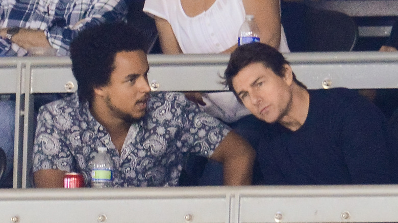 Connor et Tom Cruise lors d'un événement sportif, assis