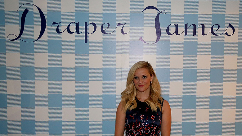 Reese Witherspoon au lancement de Draper James, posant