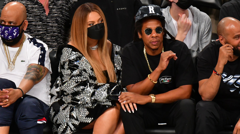 Beyoncé et Jay-Z lors d'un match de basket en 2021