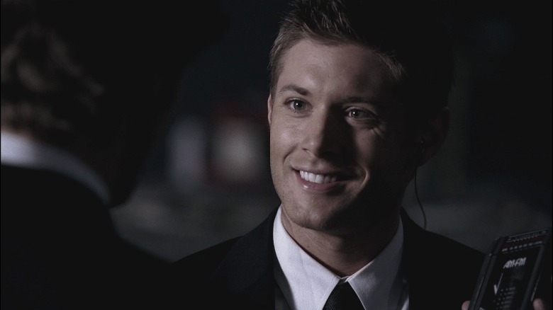 Jensen Ackles souriant en parlant à quelqu'un