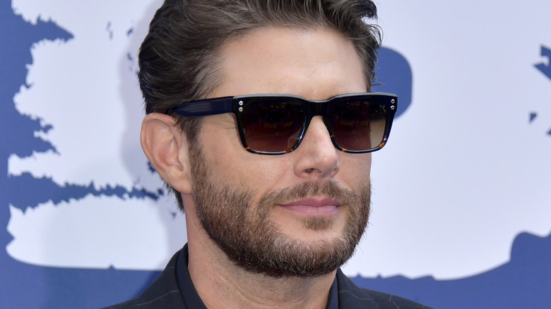 Jensen Ackles posant avec des lunettes de soleil