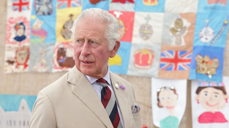 Le prince Charles fronçant les sourcils 