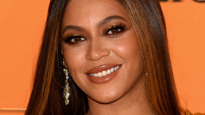 Beyoncé sourit à l'avant-première du roi lion