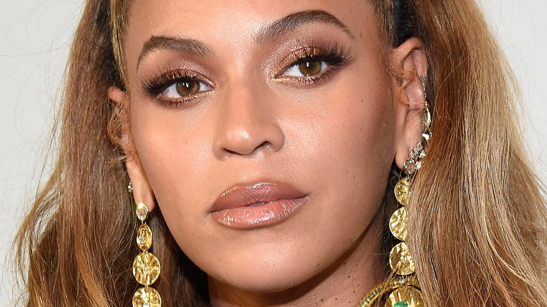 Beyoncé porte de grandes boucles d'oreilles en or