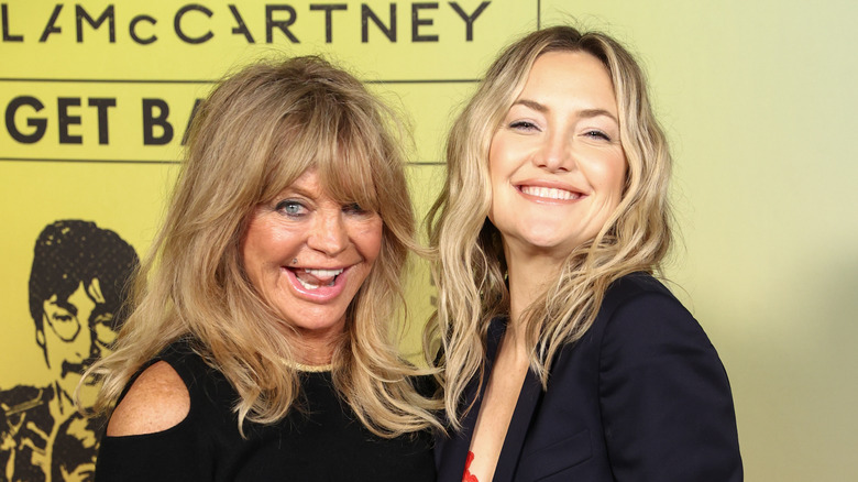   Goldie Hawn et Kate Hudson souriantes